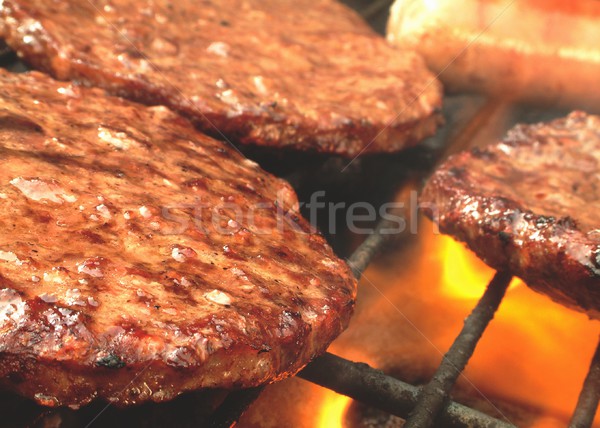 Gătit gratar cină prânz flăcări Burger Imagine de stoc © neillangan