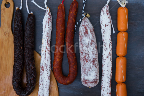 Hús kolbászok akasztás fogas étel vacsora Stock fotó © neirfy