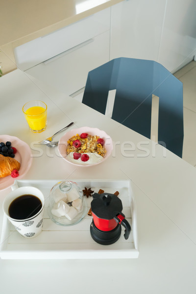 Ontbijt sinaasappelsap koffie geserveerd tafel Stockfoto © neirfy