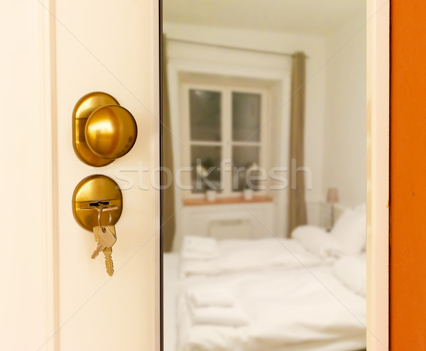 ストックフォト: オープンドア · ベッド · 白 · ホーム · ドア · ホテル