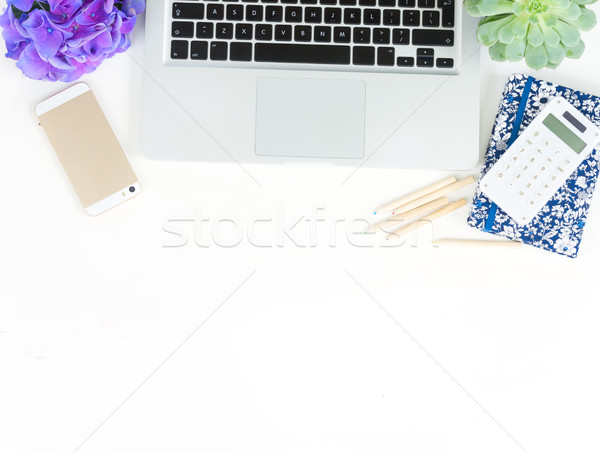 [[stock_photo]]: Bureau · scène · modernes · clavier · d'ordinateur · portable · téléphone · blanche
