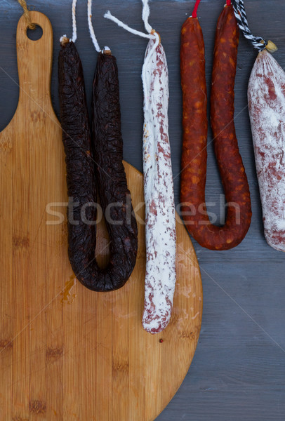 Hús kolbászok keverék akasztás sötét fából készült Stock fotó © neirfy