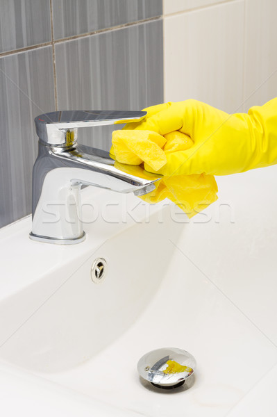 Tavaszi nagytakarítás mosás fürdőszoba kezek citromsárga kesztyű Stock fotó © neirfy