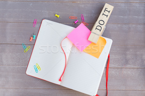 Foto stock: Para · hacer · la · lista · abierto · cuaderno · rosa · naranja · papel