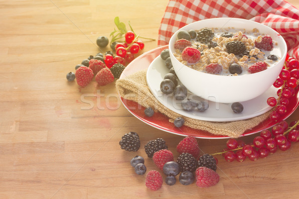 Zab pelyhek bogyók fa asztal étel nyár Stock fotó © neirfy