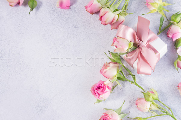 Ajándék doboz szatén íj virágok rózsaszín rózsa Stock fotó © neirfy
