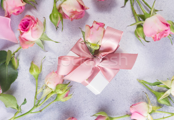 Foto d'archivio: Scatola · regalo · satinato · arco · fiori · rosa · rosa