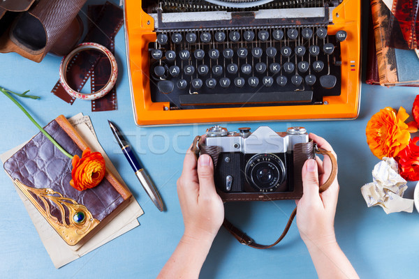 Munkaterület klasszikus narancs írógép valaki kezek Stock fotó © neirfy