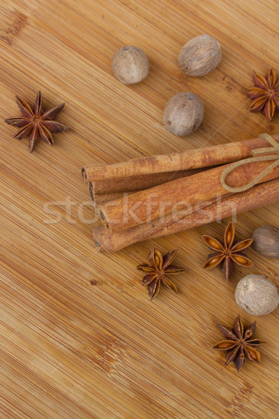 Canela noz-moscada anis temperos mesa de madeira Foto stock © neirfy