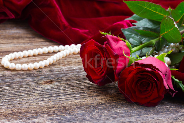 Zdjęcia stock: Red · roses · aksamitu · świeże · czerwona · róża · kwiaty · drewniany · stół