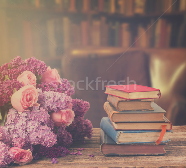 Kitaplık çiçekler ahşap antika kitaplar Stok fotoğraf © neirfy