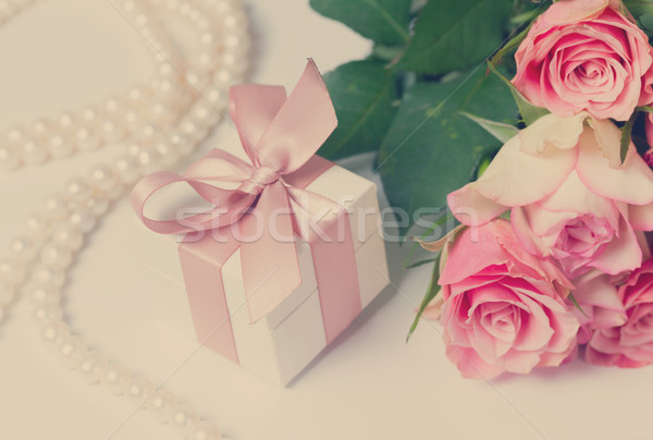 Stock fotó: Doboz · rózsaszín · szalag · ajándék · doboz · rózsa · virágok · fehér
