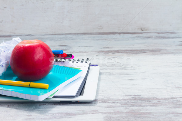 Jabłko przybory szkolne biały drewniany stół szkoły pióro Zdjęcia stock © neirfy