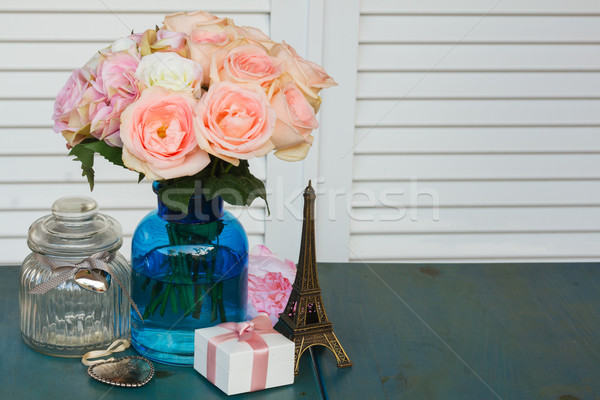 [[stock_photo]]: Roses · saint · valentin · rose · bleu · vase · coeur