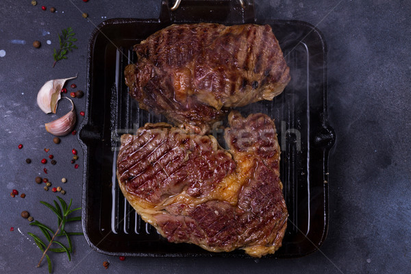 烤 · 牛排 · 热 · 吸烟 · 黑暗 · 木 / hot grilled beef stek