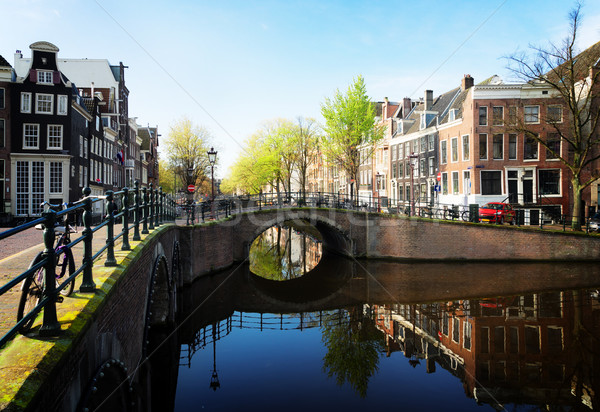 Case Amsterdam Tarile de Jos pod canal oglindă Imagine de stoc © neirfy