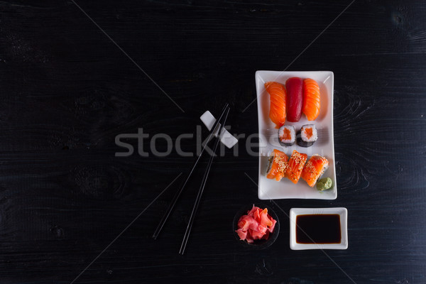 Japonez sushi fel de mâncare placă negru Imagine de stoc © neirfy