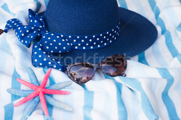 Strandlaken hoed gestreept schelpen zonnebril telefoon Stockfoto © neirfy