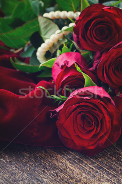 Zdjęcia stock: Red · roses · aksamitu · czerwona · róża · kwiaty · pereł