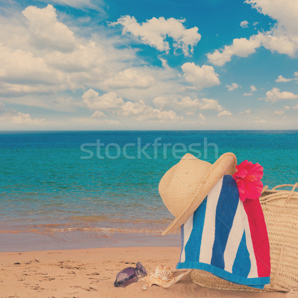 ストックフォト: 日光浴 · 砂浜 · わら · 袋 · ビーチタオル