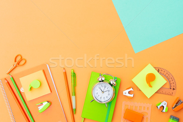 Zurück in die Schule Szene orange grünen Schulbedarf Papier Stock foto © neirfy
