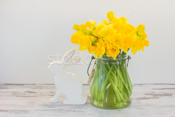 Foto stock: Ovos · de · páscoa · caça · branco · rabino · narcisos · buquê