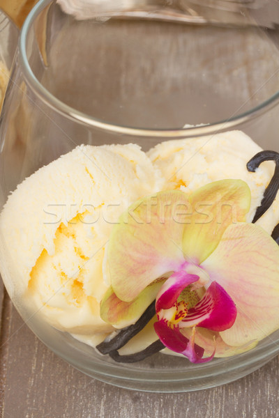 Sticlă vanilie inghetata proaspăt îngheţată Imagine de stoc © neirfy