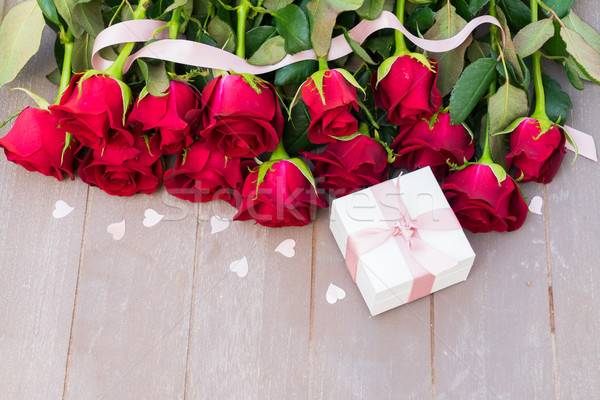 [[stock_photo]]: Rouge · floraison · roses · bois · saint · valentin · gris