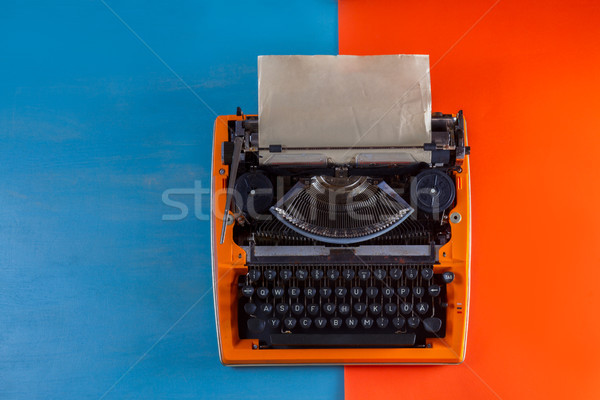 Werkruimte vintage oranje schrijfmachine Blauw achtergrond Stockfoto © neirfy