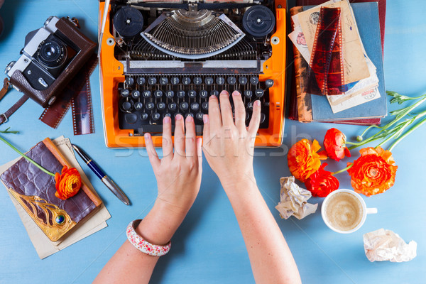 Werkruimte vintage oranje schrijfmachine iemand handen Stockfoto © neirfy