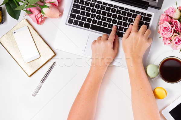 Kobiecy górę widoku klawiatury ręce Zdjęcia stock © neirfy