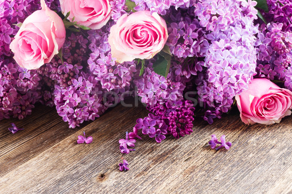 Proaspăt flori violet masa de lemn Imagine de stoc © neirfy