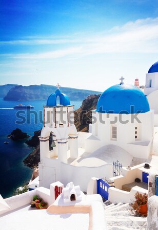 Vedere scară biserică santorini albastru dom Imagine de stoc © neirfy