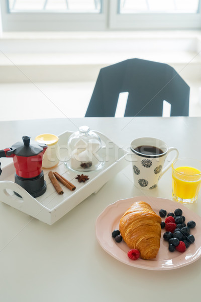 Ontbijt croissant sinaasappelsap koffie tafel voedsel Stockfoto © neirfy