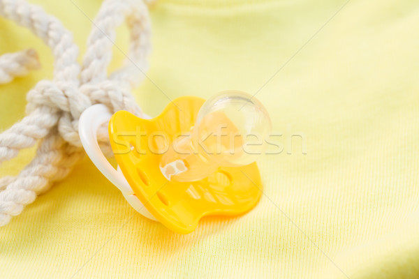 嬰兒 奶嘴 關閉 黃色 女孩 商業照片 © neirfy