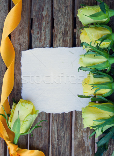 [[stock_photo]]: Note · jaune · roses · papier · vierge · table · en · bois · fleurs