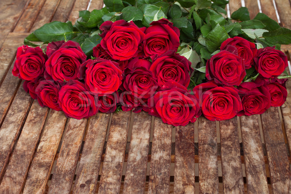 ストックフォト: 暗い · 赤いバラ · 表 · 木製のテーブル · 愛