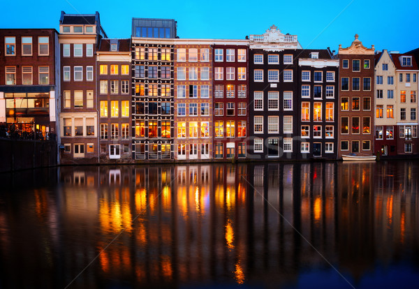 Házak Amszterdam Hollandia csatorna tükröződések megvilágított Stock fotó © neirfy