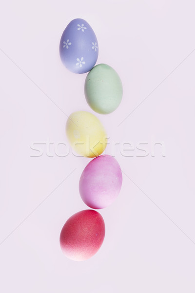 Pasen scène gekleurde eieren rij vliegen paaseieren Stockfoto © neirfy