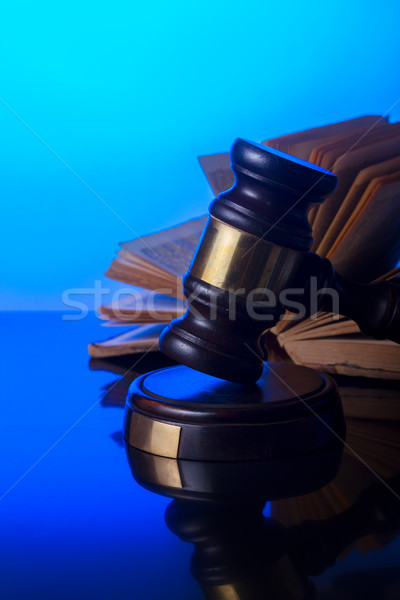 Hukuk adalet tokmak açmak eski kitap kitap Stok fotoğraf © neirfy