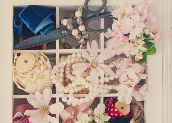 Broderie epocă proaspăt flori perle Imagine de stoc © neirfy
