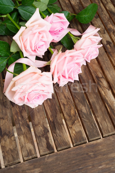 Foto d'archivio: Rosa · fioritura · rose · legno