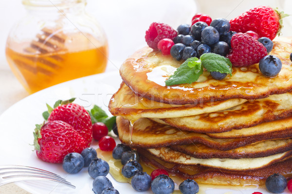 Pfannkuchen frischen Beeren Honig weiß Platte Stock foto © neirfy