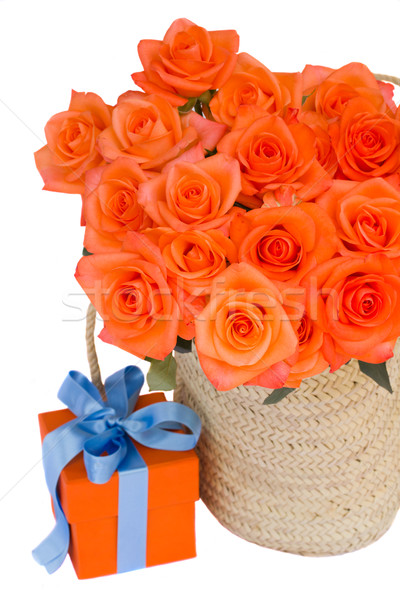 Naranja rosas cesta caja de regalo aislado blanco Foto stock © neirfy