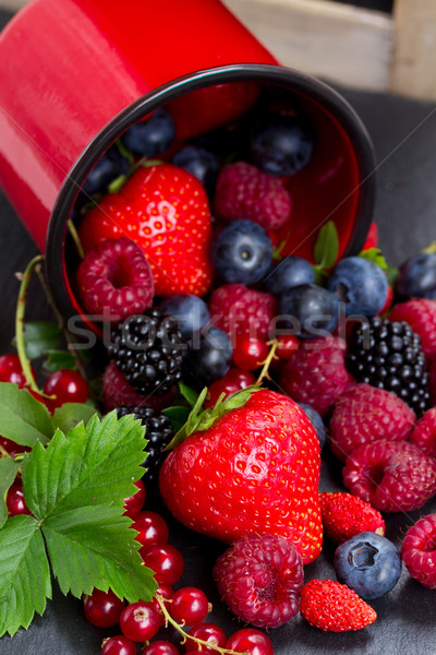 Set proaspăt fructe de padure cădere afara roşu Imagine de stoc © neirfy
