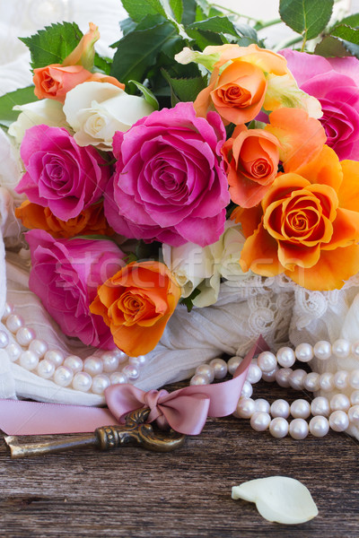 [[stock_photo]]: Rose · orange · roses · dentelle · clé · perles