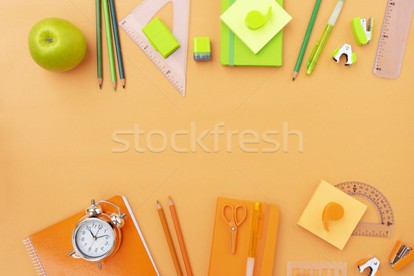 Zurück in die Schule Szene grünen Schulbedarf orange Schule Stock foto © neirfy