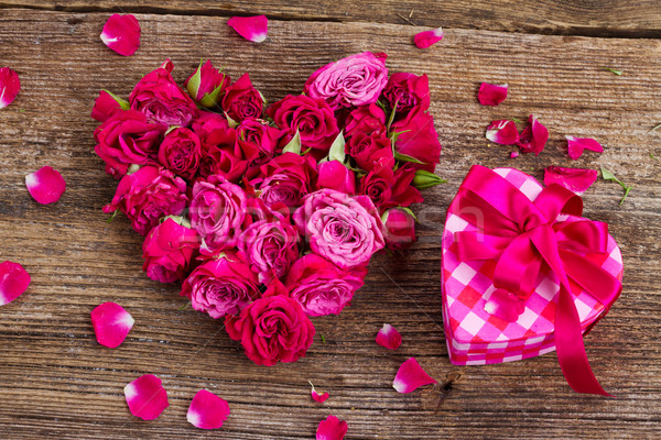 Köteg mályvaszínű rózsák kicsi friss szív alak Stock fotó © neirfy