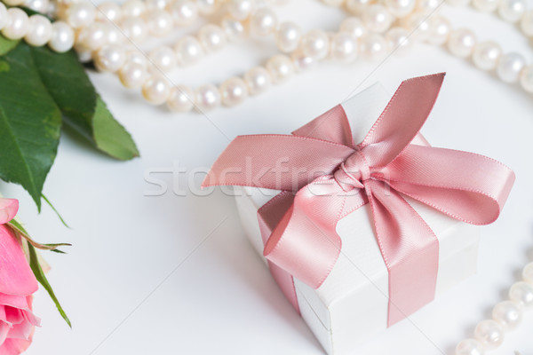 框 粉紅絲帶 禮品盒 珍珠 首飾 白 商業照片 © neirfy