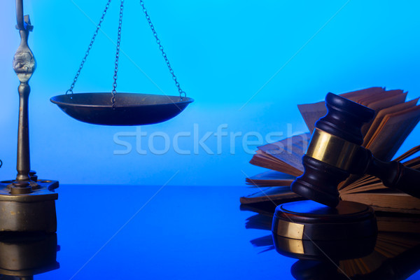 Hukuk adalet tokmak açık kitap bağbozumu ölçek Stok fotoğraf © neirfy